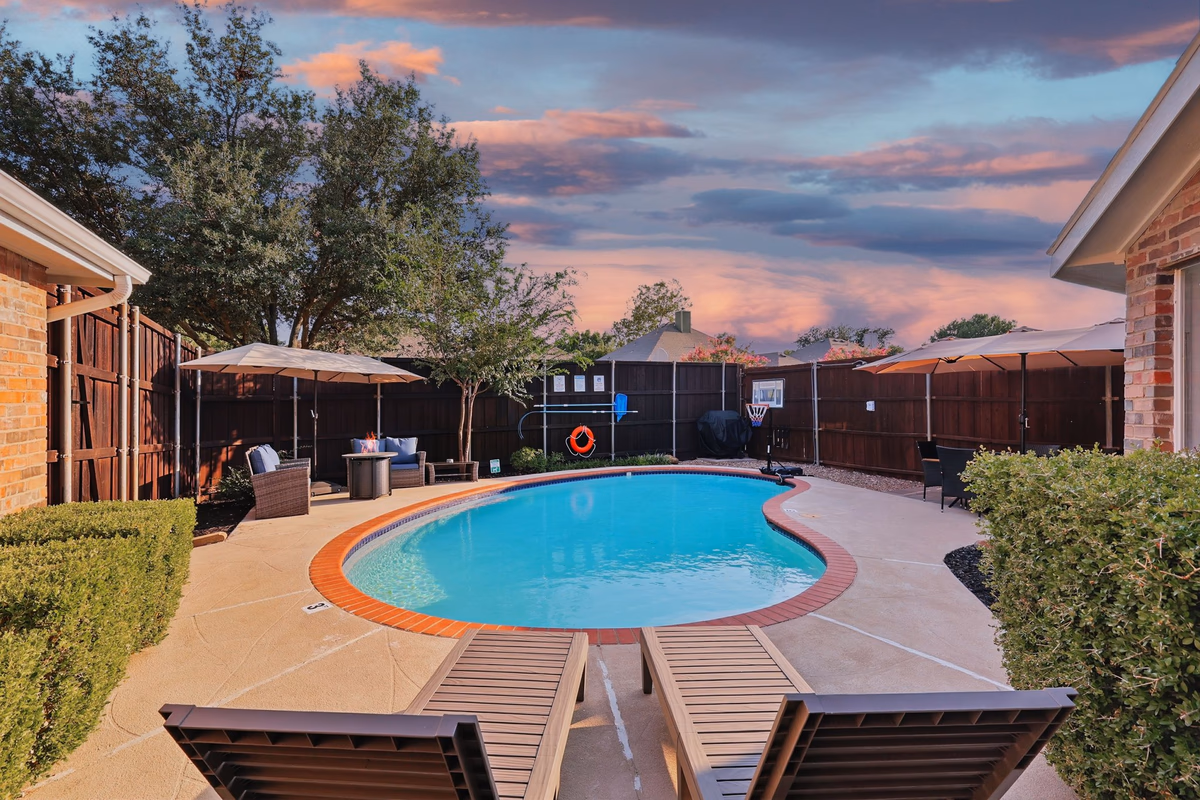 5-BD, 2-BA Upscale Elegance, Pool, BBQ