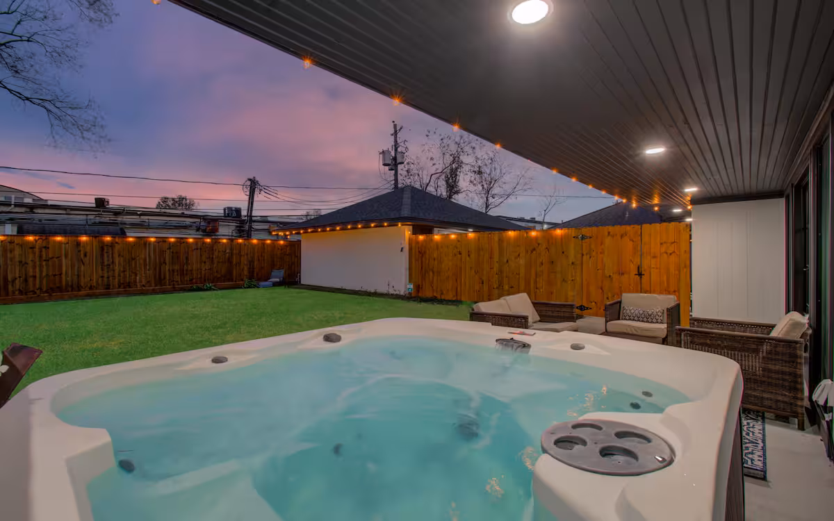 5-BD Modern Central Getaway w Hot Tub - Mins to DT