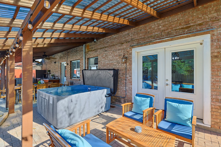 https://upcdn.io/W23MTH6/image/uploads/2025/09/09/4jX5Gc1zKz-3913%20Baywatch%20Dr%20Backyard%20Reshoot%20Final-4.jpg?f=avif&w=900&h=500&fit=cover&quality=60