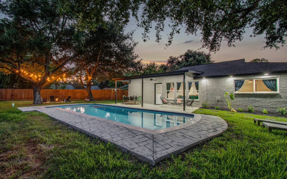 Friendswood Getaway - 5 Bedrooms + Pool + Patio