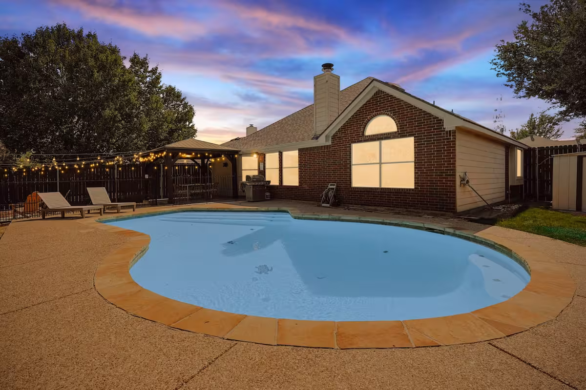 The Blue Holly - Bright & Spacious with a Pool