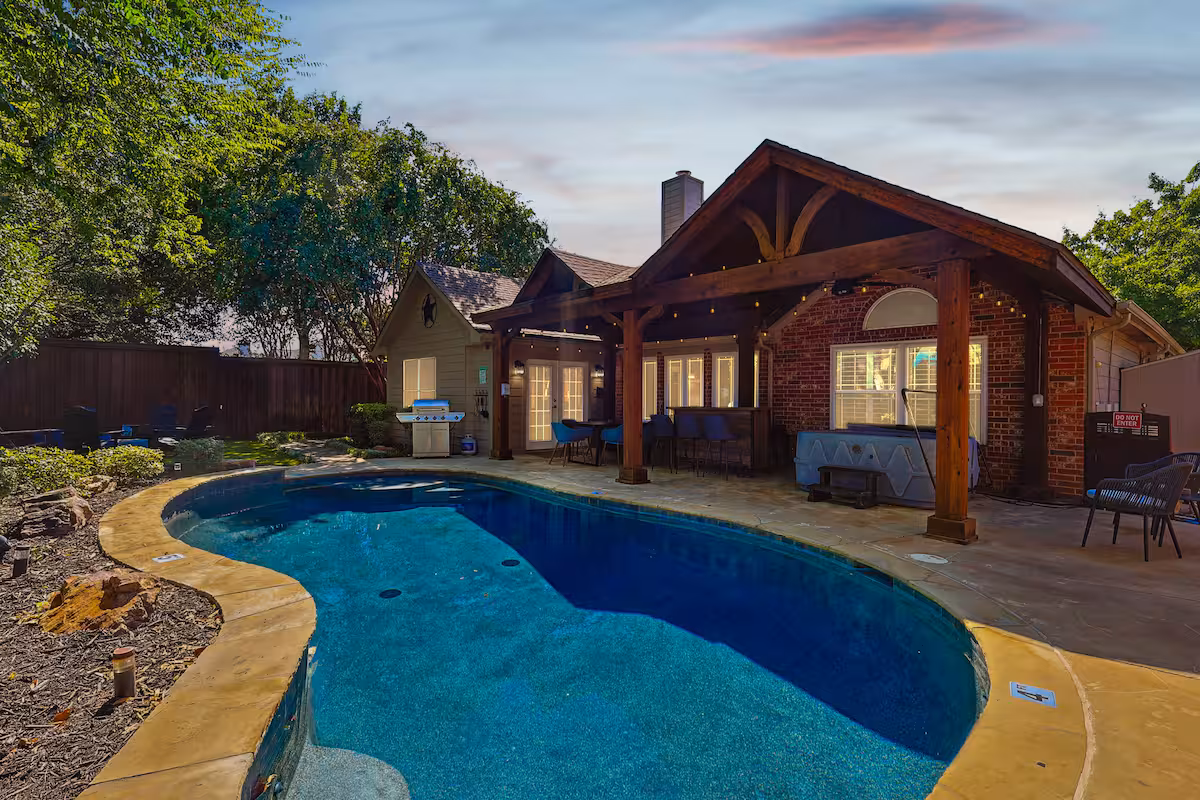 5BD,2BA w Backyard Oasis, Pool, Jacuzzi*, Firepit
