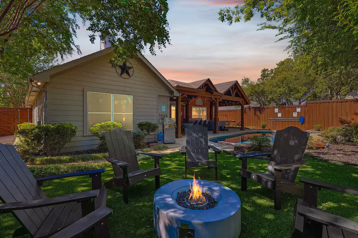 5BD,2BA w Backyard Oasis, Pool, Jacuzzi*, Firepit