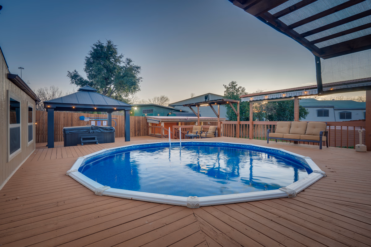 5-BD/3-BA in the Heart of Dallas w/ Pool & Hot Tub