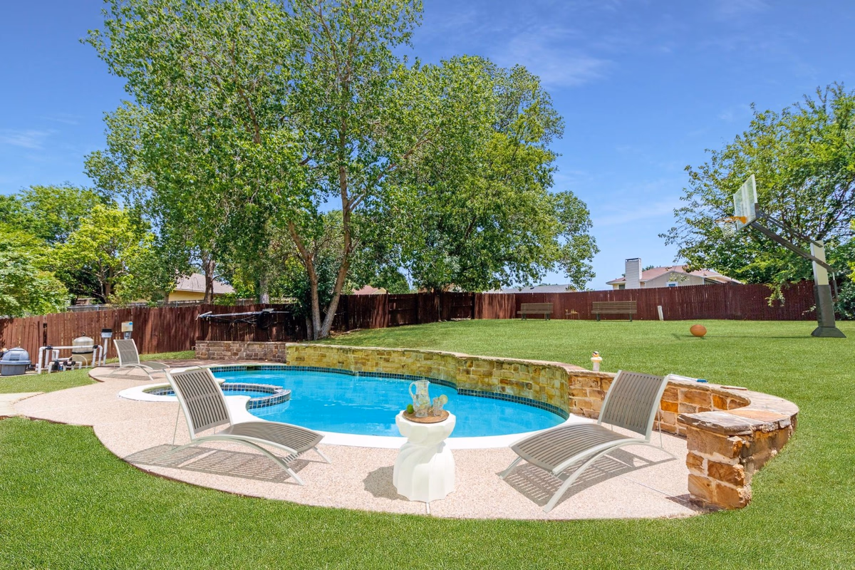 Stunning 4BR2Ba. home with Luxurious Pool & Spa. Extended Stay. Pet Friendly