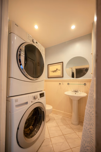 https://upcdn.io/W23MTH6/image/uploads/2025/09/10/4jWxKoVa4U-5601Bloomingdale%20Hall%20bathrm%3Alaundryrm-33.JPG?f=avif&w=900&h=500&fit=cover&quality=60