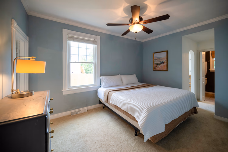 https://upcdn.io/W23MTH6/image/uploads/2025/09/10/4jWxKoVn82-5601Bloomingdale-King%20bdrm34.JPG?f=avif&w=900&h=500&fit=cover&quality=60