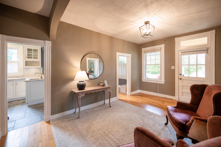 https://upcdn.io/W23MTH6/image/uploads/2025/09/10/4jWxJVRb2z-5601Bloomingdale-entryway%20front%20door%20kitchen%20lvrm09.JPG?f=avif&w=900&h=500&fit=cover&quality=60