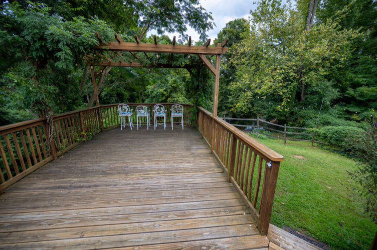 https://upcdn.io/W23MTH6/image/uploads/2025/09/10/4jWxKoVZJx-5601Bloomingdale-deck%3Abackyard53.JPG?f=avif&w=900&h=500&fit=cover&quality=60