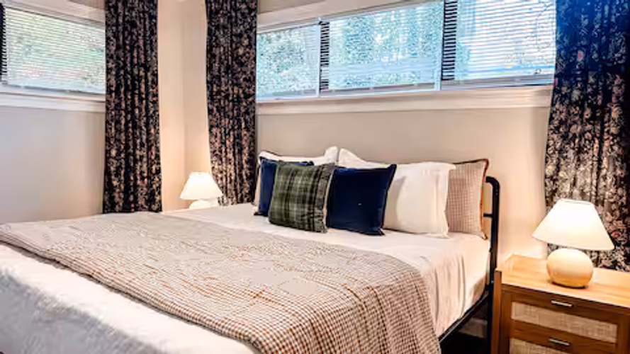 https://upcdn.io/W23MTH6/image/uploads/2025/09/10/4jWvjBZfC8-kingbed2.png?f=avif&w=900&h=500&fit=cover&quality=60