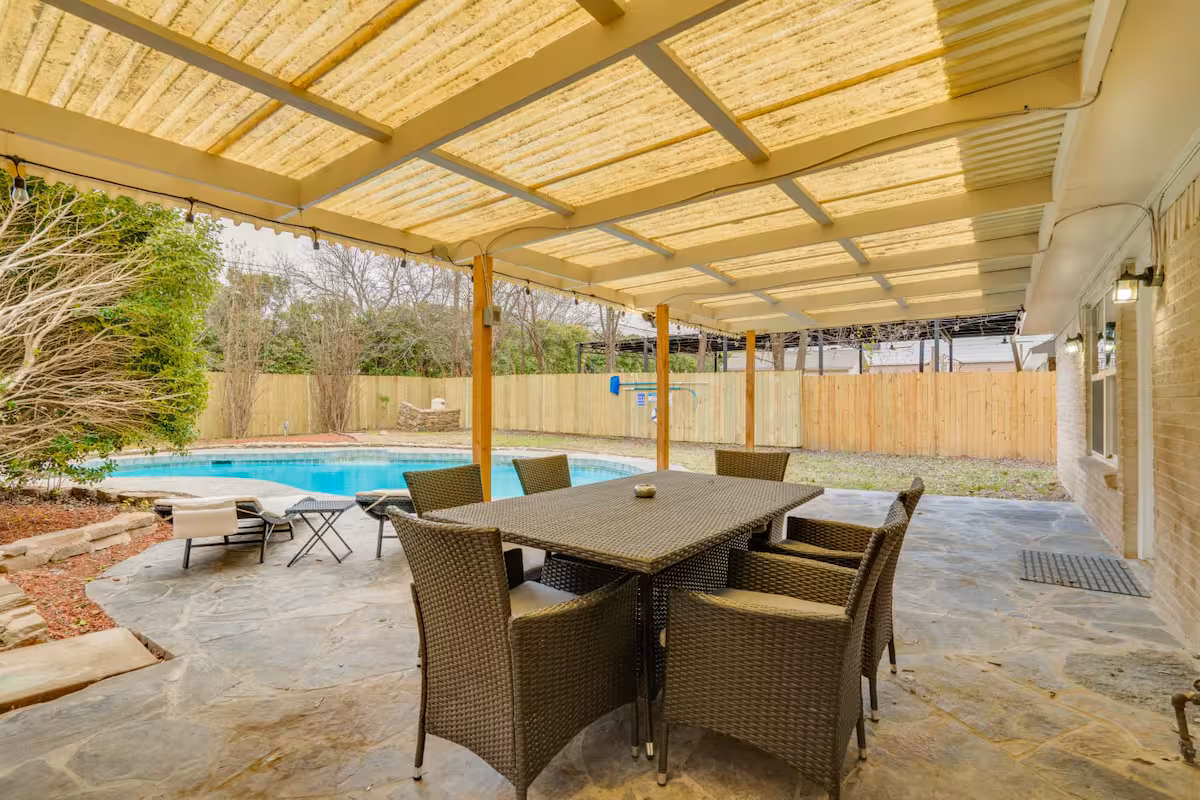 Heart of Dallas - Mansion with Backyard Pool Oasis