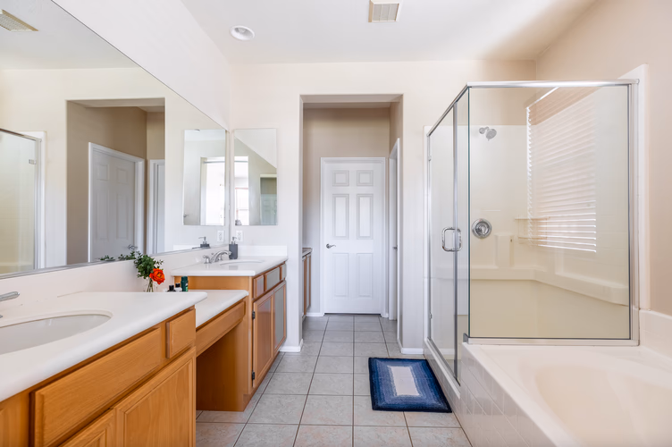 https://upcdn.io/W23MTH6/image/uploads/2025/09/14/4jWPVfk4C5-Master%20bath.png?f=avif&w=900&h=500&fit=cover&quality=60