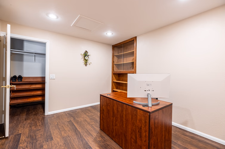 https://upcdn.io/W23MTH6/image/uploads/2025/09/14/4jWPVbxG5z-Office.png?f=avif&w=900&h=500&fit=cover&quality=60