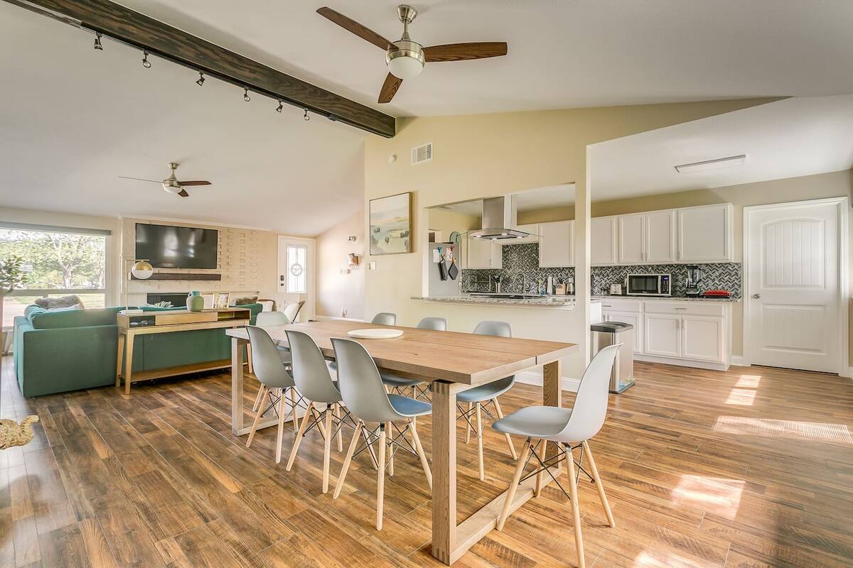 4-BD/3-BA Chic Timeless Elegance - 15 Mins to DT