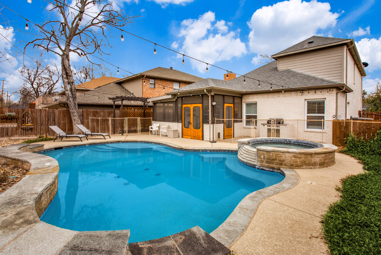 https://upcdn.io/W23MTH6/image/uploads/2025/09/19/4jVj2PkS2z-5128-collinwood-ave-fort-worth-tx-76107-High-Res-35.jpg.crop?f=avif&w=900&h=500&fit=cover&quality=60