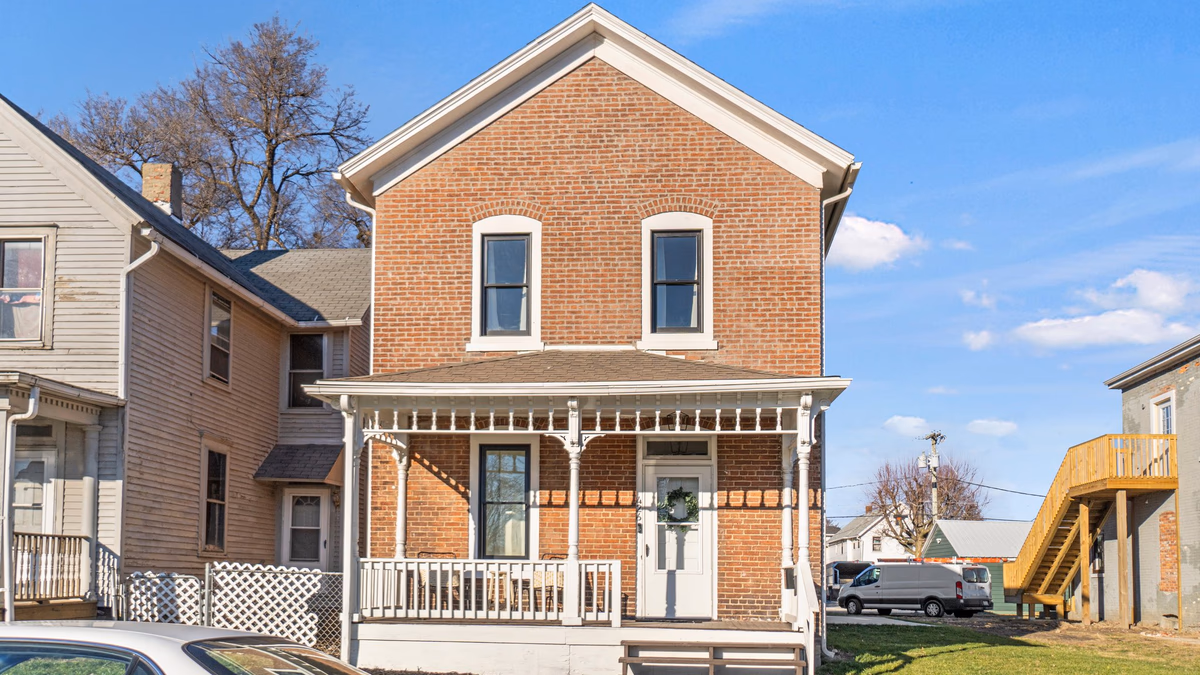 Historic Brick 3 Bed Parking, Patio & Pets Welcome