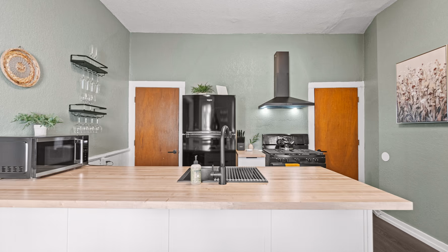 https://upcdn.io/W23MTH6/image/uploads/2025/09/19/4jVig6nx3N-12-web-or-mls-DSC01560.jpg?f=avif&w=900&h=500&fit=cover&quality=60