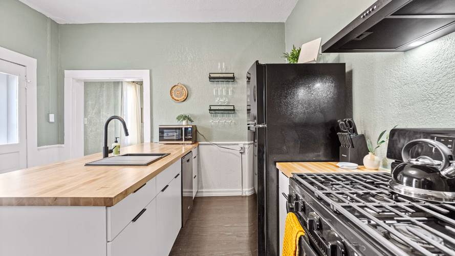 https://upcdn.io/W23MTH6/image/uploads/2025/09/19/4jVig6nzF9-14-web-or-mls-DSC01572.jpg?f=avif&w=900&h=500&fit=cover&quality=60