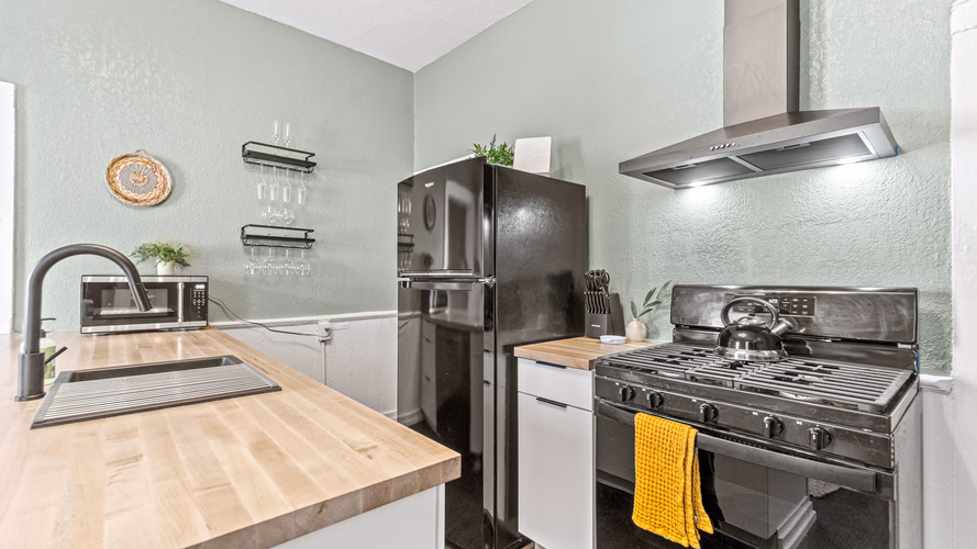 https://upcdn.io/W23MTH6/image/uploads/2025/09/19/4jVig1zEJj-18-web-or-mls-DSC01584.jpg?f=avif&w=900&h=500&fit=cover&quality=60