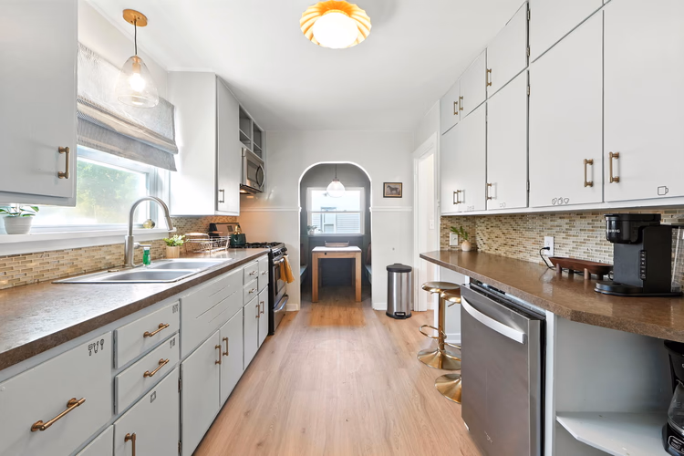 https://upcdn.io/W23MTH6/image/uploads/2025/09/19/4jVid6Ci3a-10-web-or-mls-014_DSC04212.jpg?f=avif&w=900&h=500&fit=cover&quality=60