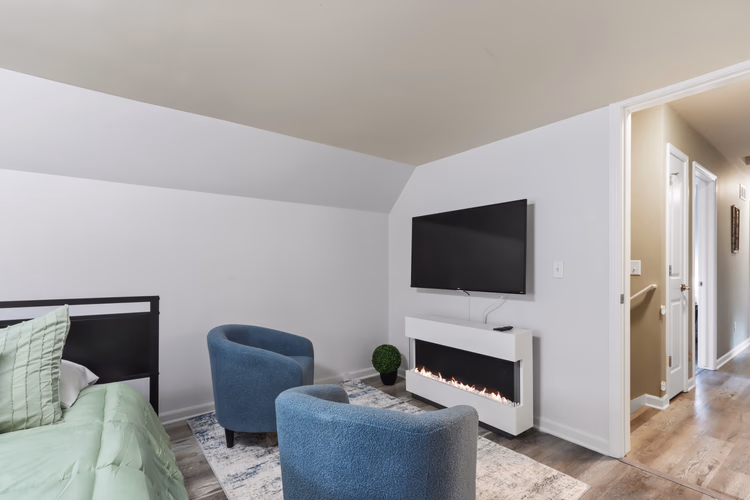 https://upcdn.io/W23MTH6/image/uploads/2025/09/19/4jVhmUzFEu-IMG_9514bed4%20with%20tv%20area.jpg?f=avif&w=900&h=500&fit=cover&quality=60
