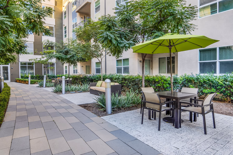 https://upcdn.io/W23MTH6/image/uploads/2025/09/20/4jVhARi689-38-web-or-mls-Camino%20Del%20Arroyo%20(38%20of%2050).JPG?f=avif&w=900&h=500&fit=cover&quality=60