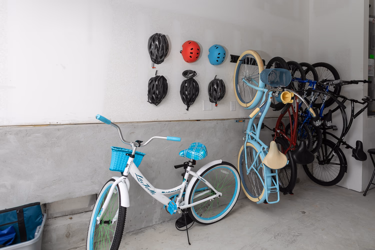 https://upcdn.io/W23MTH6/image/uploads/2025/09/20/4jVh6txYBr-Bike%20Amenities%20perdido%20.jpg?f=avif&w=900&h=500&fit=cover&quality=60