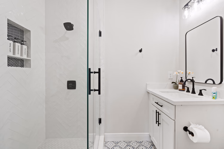 https://upcdn.io/W23MTH6/image/uploads/2025/09/21/4jVZBdio7h-Primary%20bath%20Apt.jpeg?f=avif&w=900&h=500&fit=cover&quality=60
