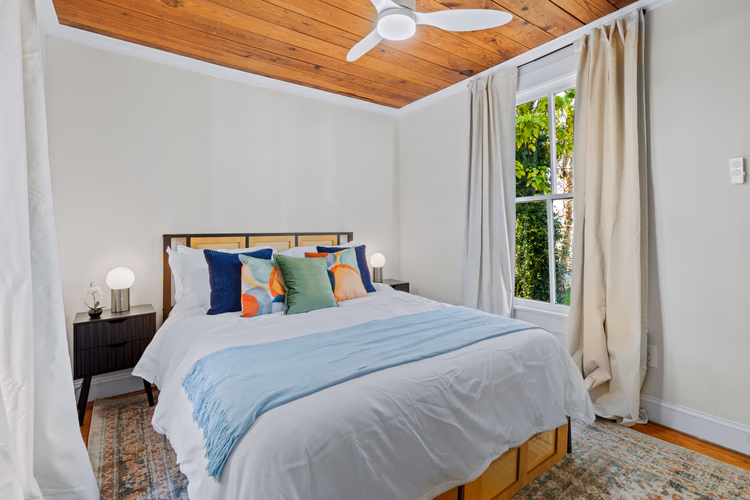 https://upcdn.io/W23MTH6/image/uploads/2025/09/21/4jVZBdiY58-Queen%20Bedroom%202%20Apt.jpeg?f=avif&w=900&h=500&fit=cover&quality=60
