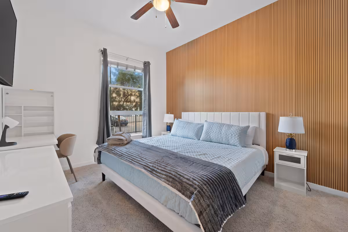 Mins to San Diego Beaches; Pool; Gym; King-Bed; Wi-Fi