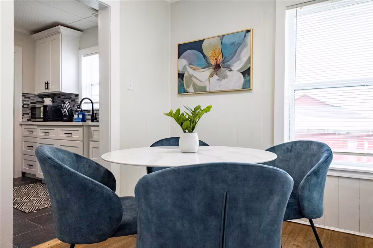 Charming 1 bed/1 Bath Apt-One Block to Beach
