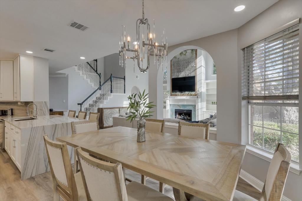 Illuminous Home, Private Pool, 4 min Walk to Lake