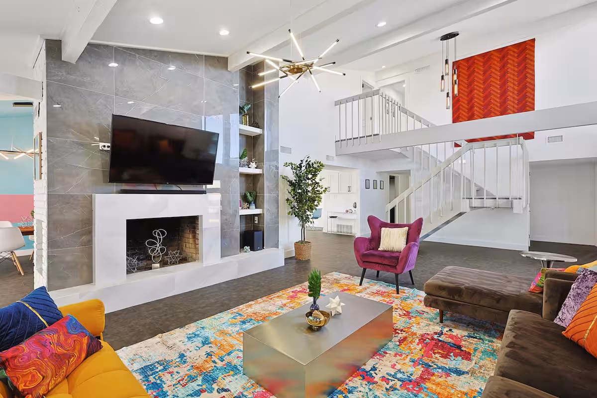 Posh 5-BD w Pool, Hot Tub, Cinema, Patio, Foosball