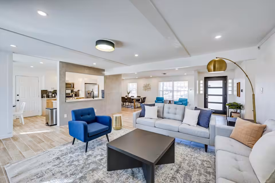 Stunning Dallas Home w Beautiful Yard, Big Groups