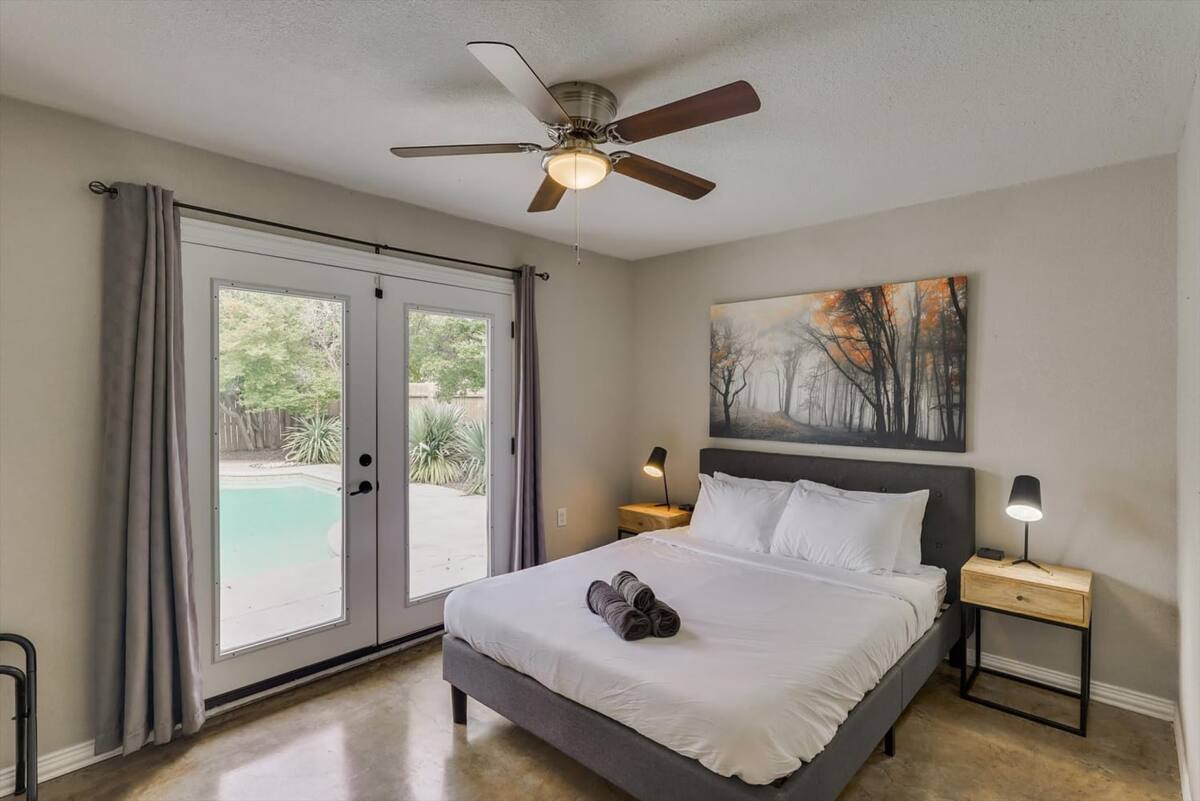 Your Modern and Bright Home w Private Pool