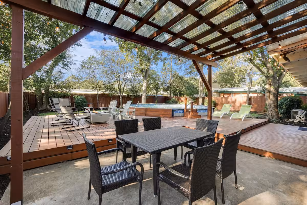 Vibrant House w Great Backyard, Pool and Jacuzzi