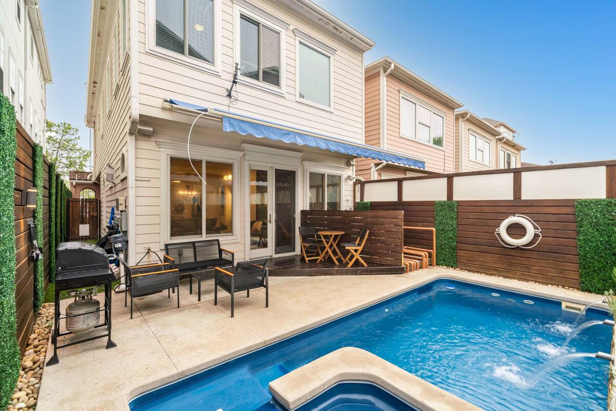 Houston Centrally Located w/ Backyard Pool Retreat