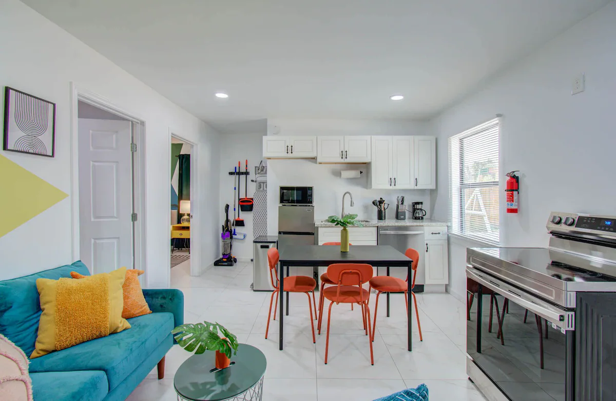 Bright & Cheerful 2-BD,1-BA Home by Buffalo Bayou