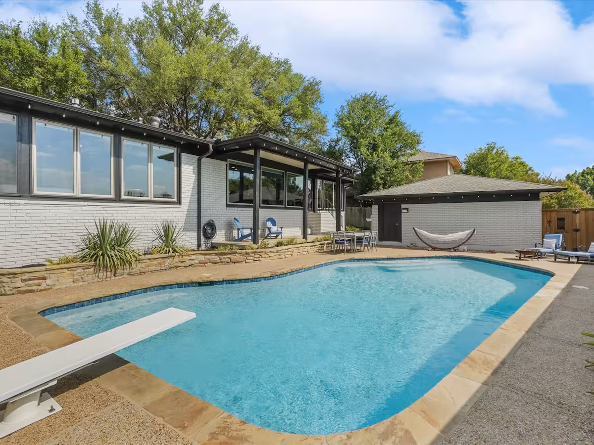The Alamo Abode - Lake View, Pool, Newly Renovated