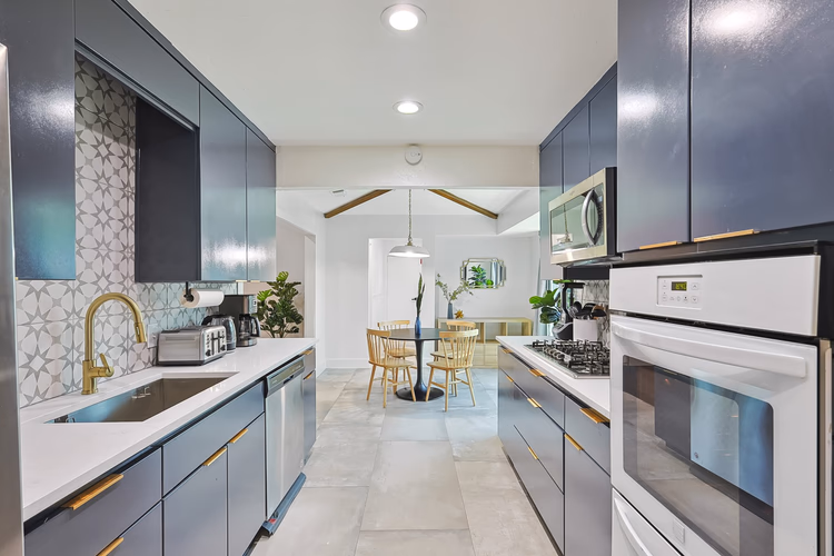 https://upcdn.io/W23MTH6/image/uploads/2025/09/25/4jUxNRFNJR-1012%20Cloverdale%20Ln%20Reshoot%20Final-24.jpg?f=avif&w=900&h=500&fit=cover&quality=60