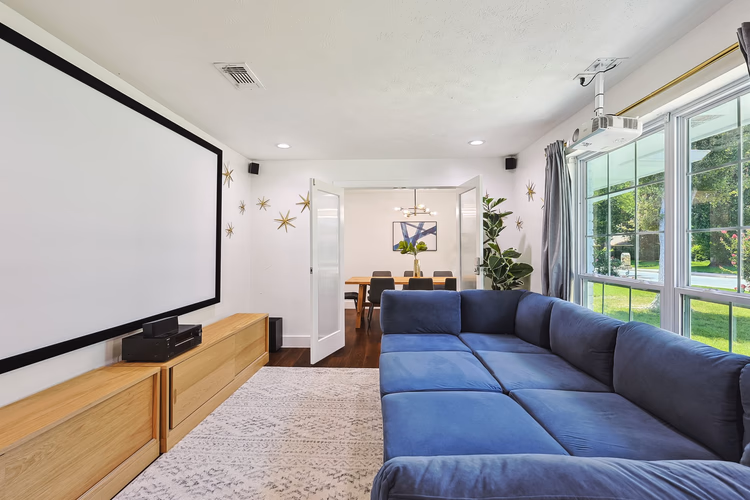 https://upcdn.io/W23MTH6/image/uploads/2025/09/25/4jUxNREL3m-1012%20Cloverdale%20Ln%20Reshoot%20Final-23.jpg?f=avif&w=900&h=500&fit=cover&quality=60