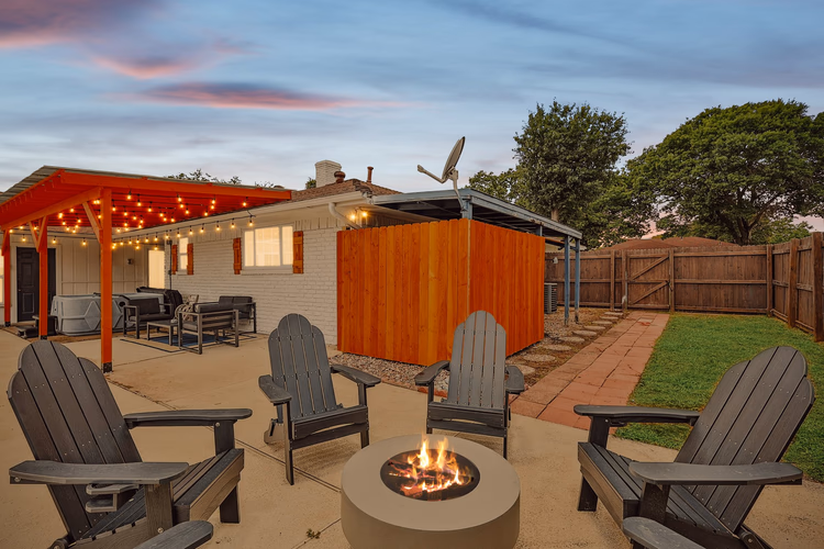 https://upcdn.io/W23MTH6/image/uploads/2025/09/25/4jUxMsaxCe-1012%20CLoverdale%20Ln%20Final%201-59%202.jpg?f=avif&w=900&h=500&fit=cover&quality=60