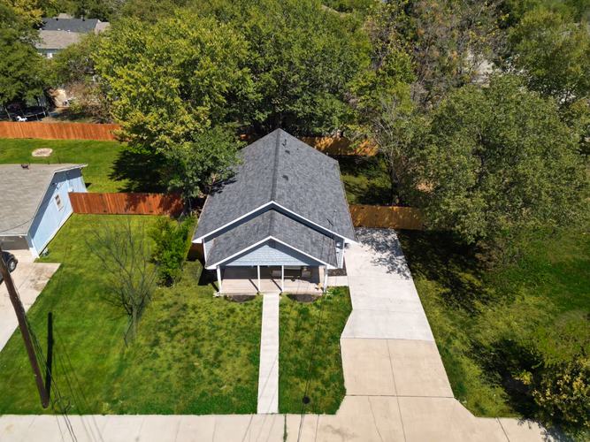 https://upcdn.io/W23MTH6/image/uploads/2025/09/26/4jUpTsGPKc-1107%20Jefferson%20St%20Drone%20Green%20Grass%20Final-1.jpg?f=avif&w=900&h=500&fit=cover&quality=60