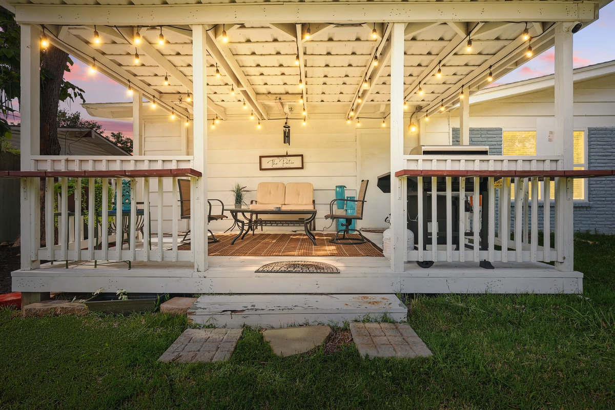 Charming 3-Bed/2-Bath Hidden Gem w Yard (Sleeps 6)