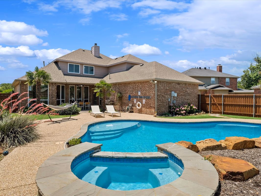 Southern Charm & Luxury Living - BBQ & Pool