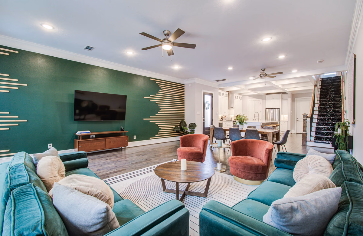 Houston Central Location - Stylish with Jacuzzi