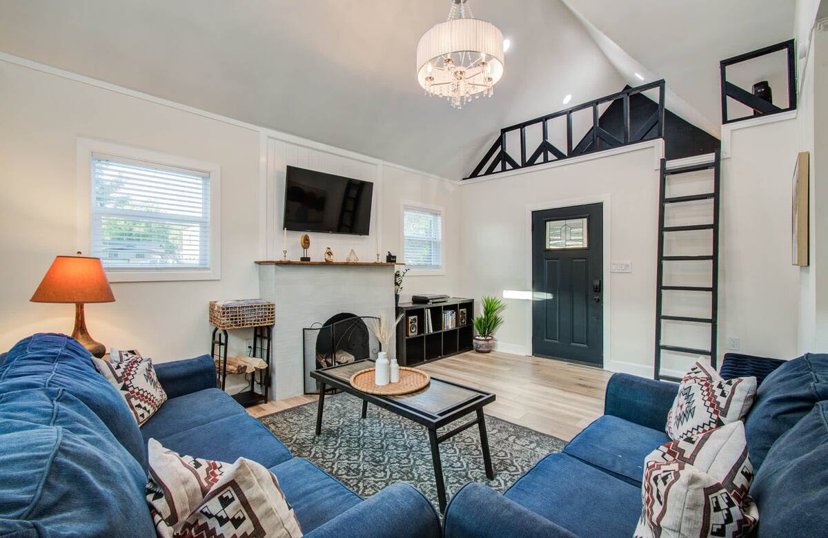 Charming, Cozy & Central | 2-BD/1-BA, Mins to DT