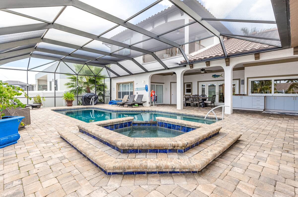 Miramar Mansion - Spacious 5BD,5BA w Pool & Canal