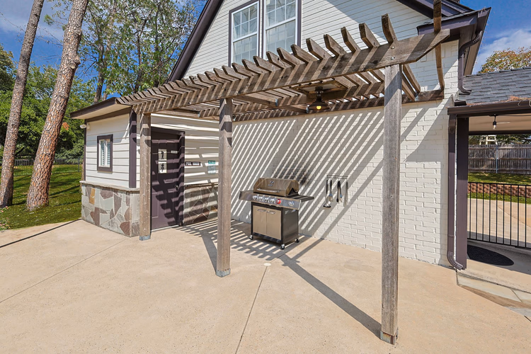 https://upcdn.io/W23MTH6/image/uploads/2025/10/03/4jTvBAT4CB-1201%20Melissa%20Dr%20Backyard%20Final-10.jpg?f=avif&w=900&h=500&fit=cover&quality=60