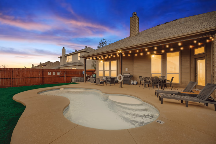 https://upcdn.io/W23MTH6/image/uploads/2025/10/03/4jTshxb6Kv-91-web-or-mls-213-nocona-dr.jpg?f=avif&w=900&h=500&fit=cover&quality=60